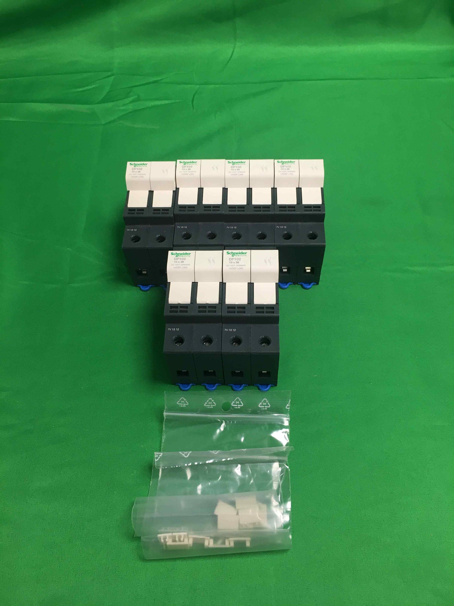 Schneider-Electric DF102 NEW DF102 6 UNITS