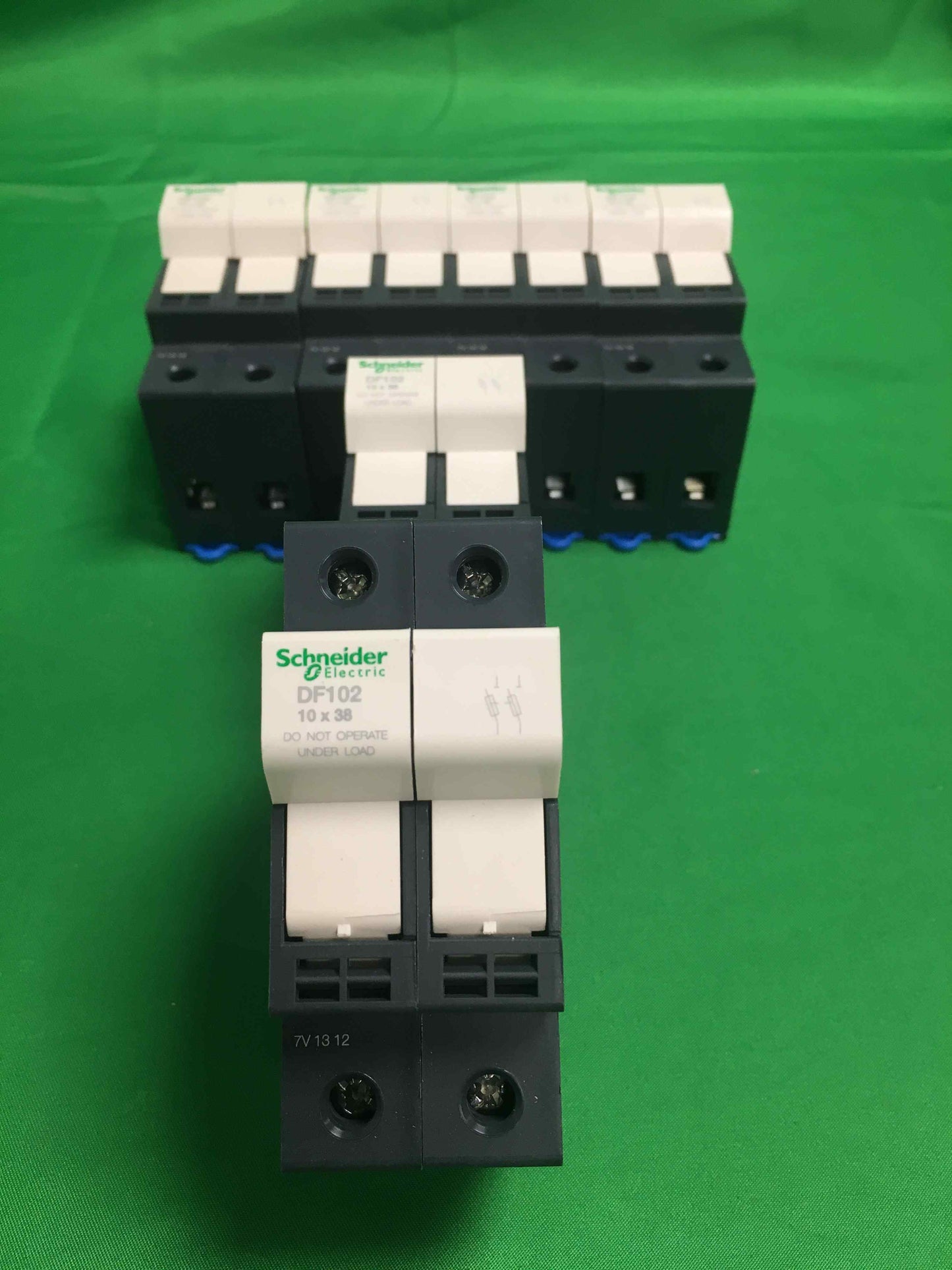 Schneider-Electric DF102 NEW DF102 6 UNITS