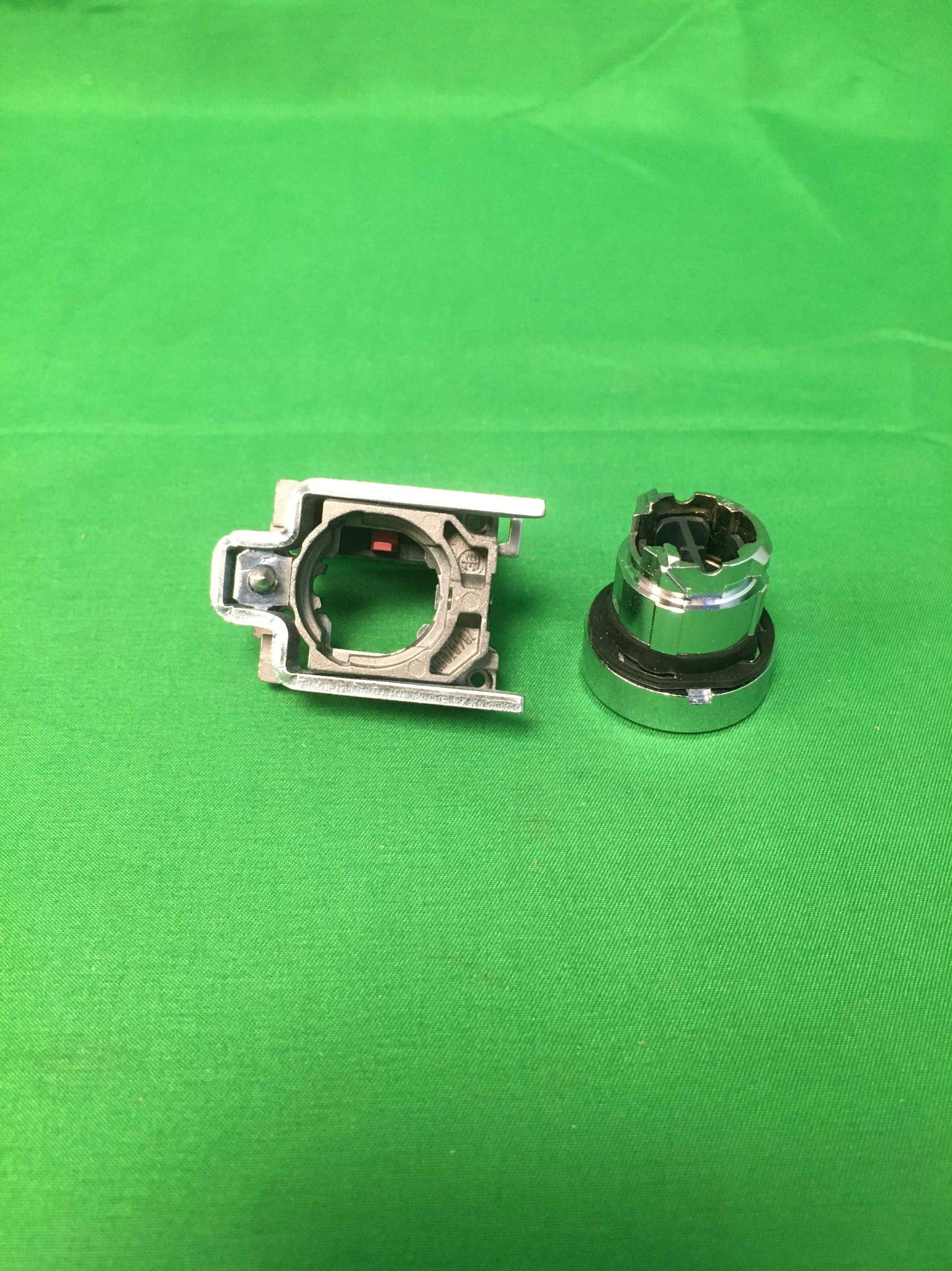 Schneider-Electric XB4 BA42 XB4BA42 BOX OF 3 UNITS