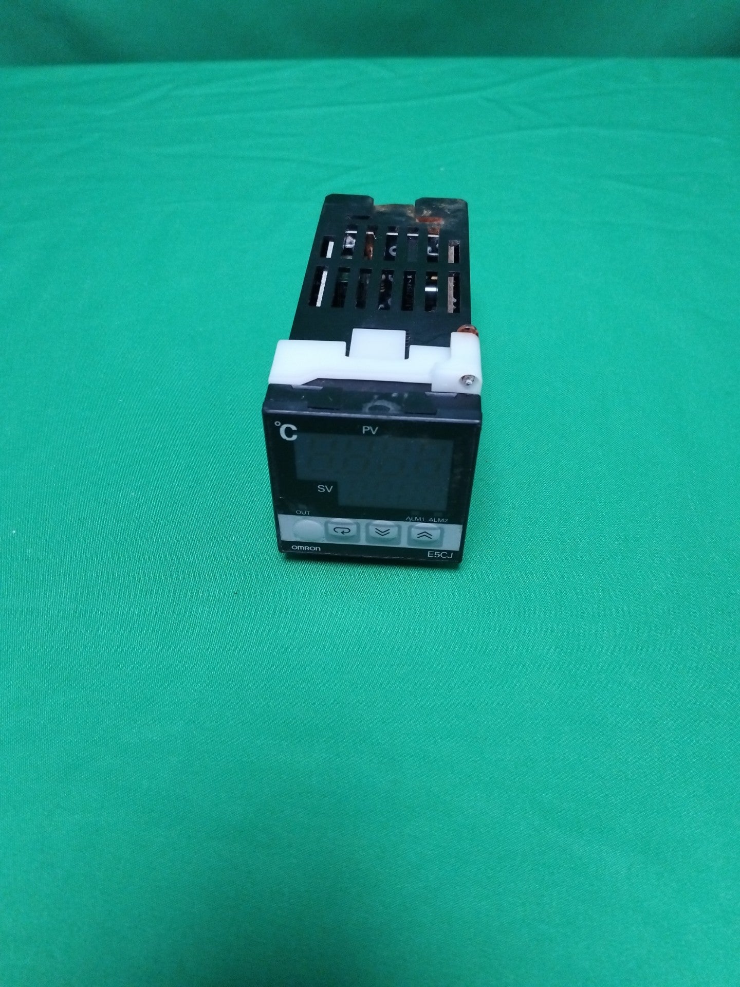 OMRON E5CJ-R2 E5CJR2 Defective