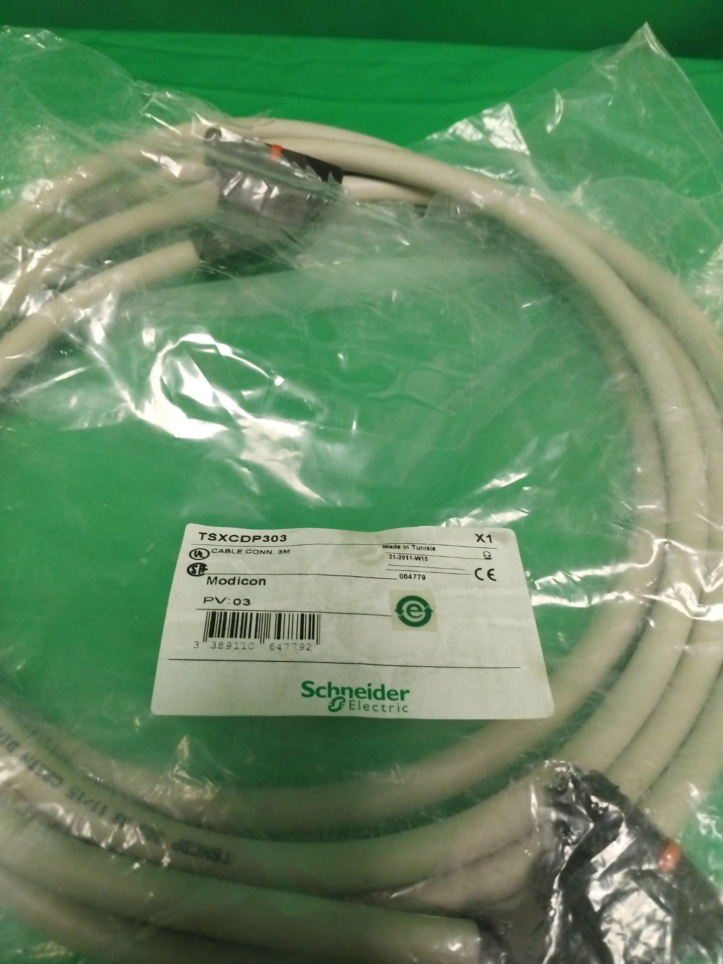 Schneider-Electric TSXCDP303 WITHOUT ORIGINAL PACKAGING Fissuré sur le côté