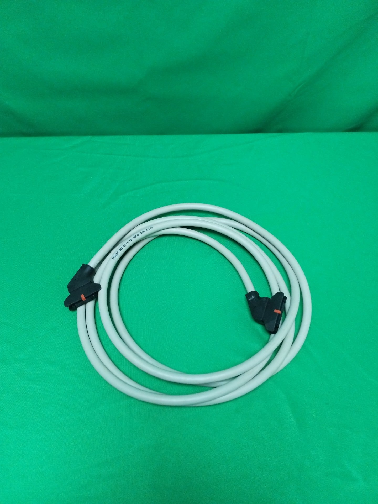 Schneider-Electric TSXCDP303 WITHOUT ORIGINAL PACKAGING Fissuré sur le côté