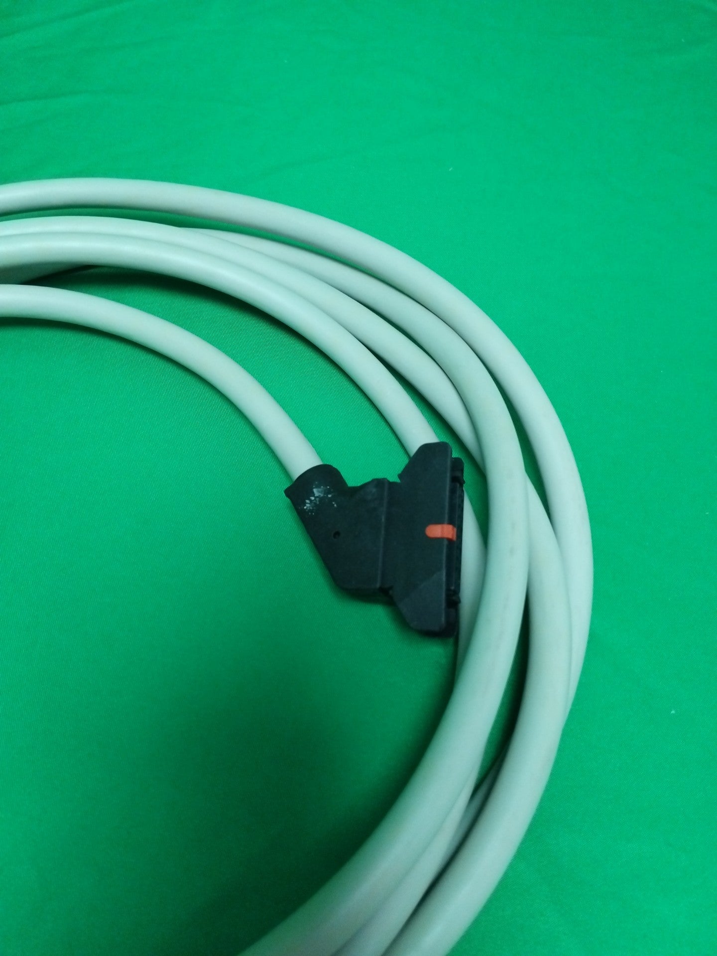 Schneider-Electric TSXCDP303 WITHOUT ORIGINAL PACKAGING Fissuré sur le côté