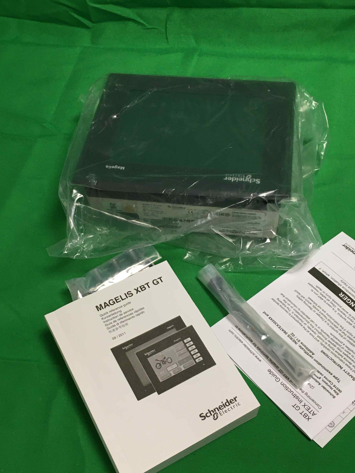 SCHNEIDER ELECTRIC XBTGT2130R XBTGT2130 ( 18 months warranty )
