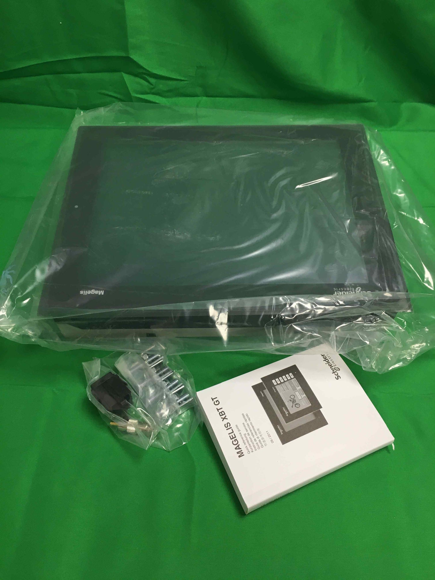 SCHNEIDER ELECTRIC XBTGT6340R XBTGT6340 ( 18 months warranty )