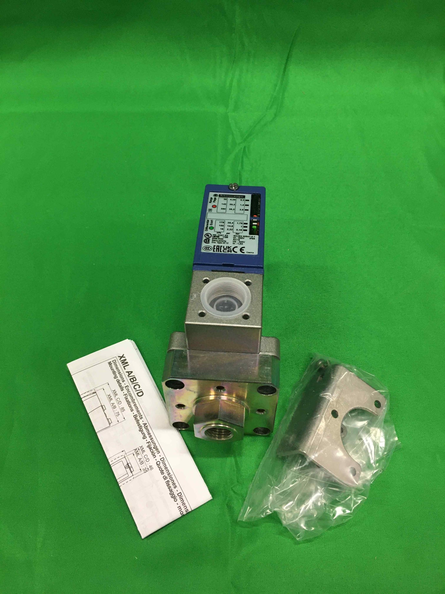 Telemecanique XMLB002B2S11