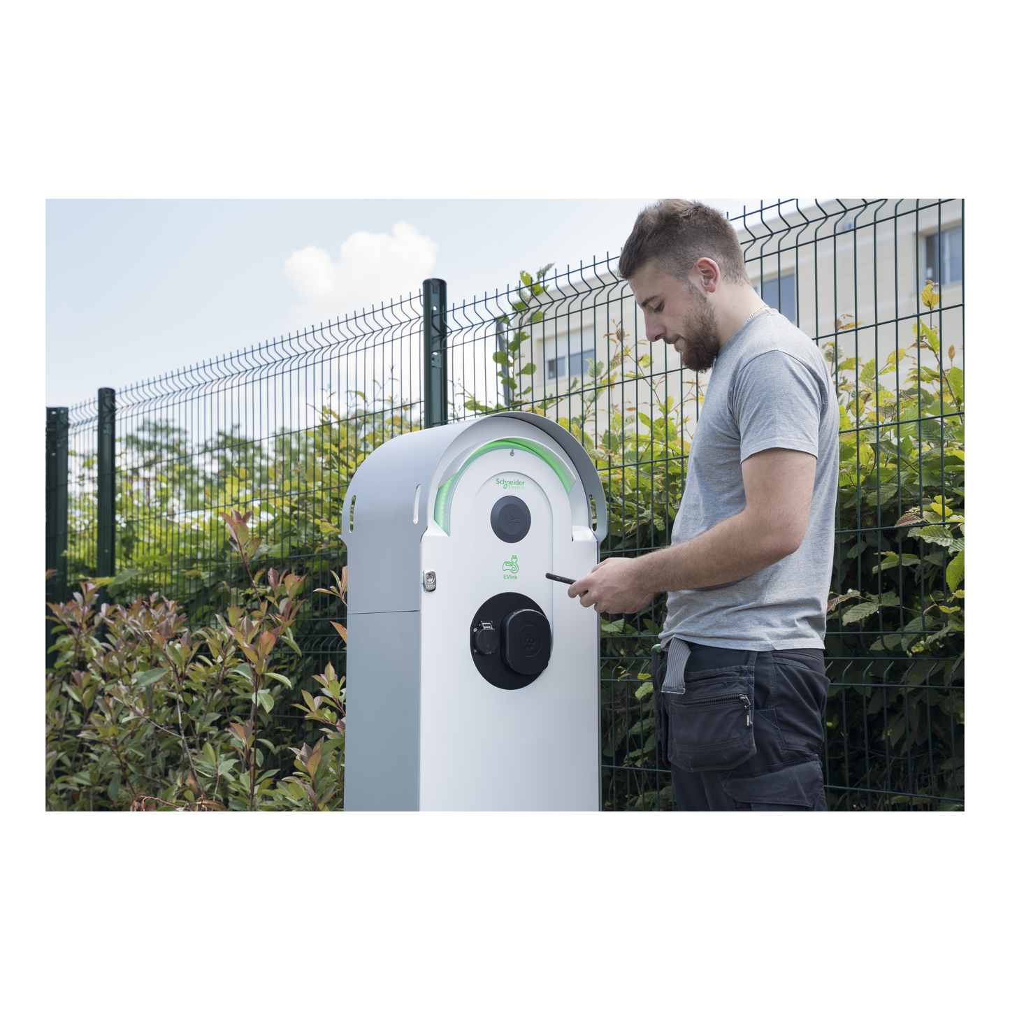 Schneider Electric-EVS1CFM-Services eMobility - Mise en service sur site de 21 jusqu'à 50 points de charge