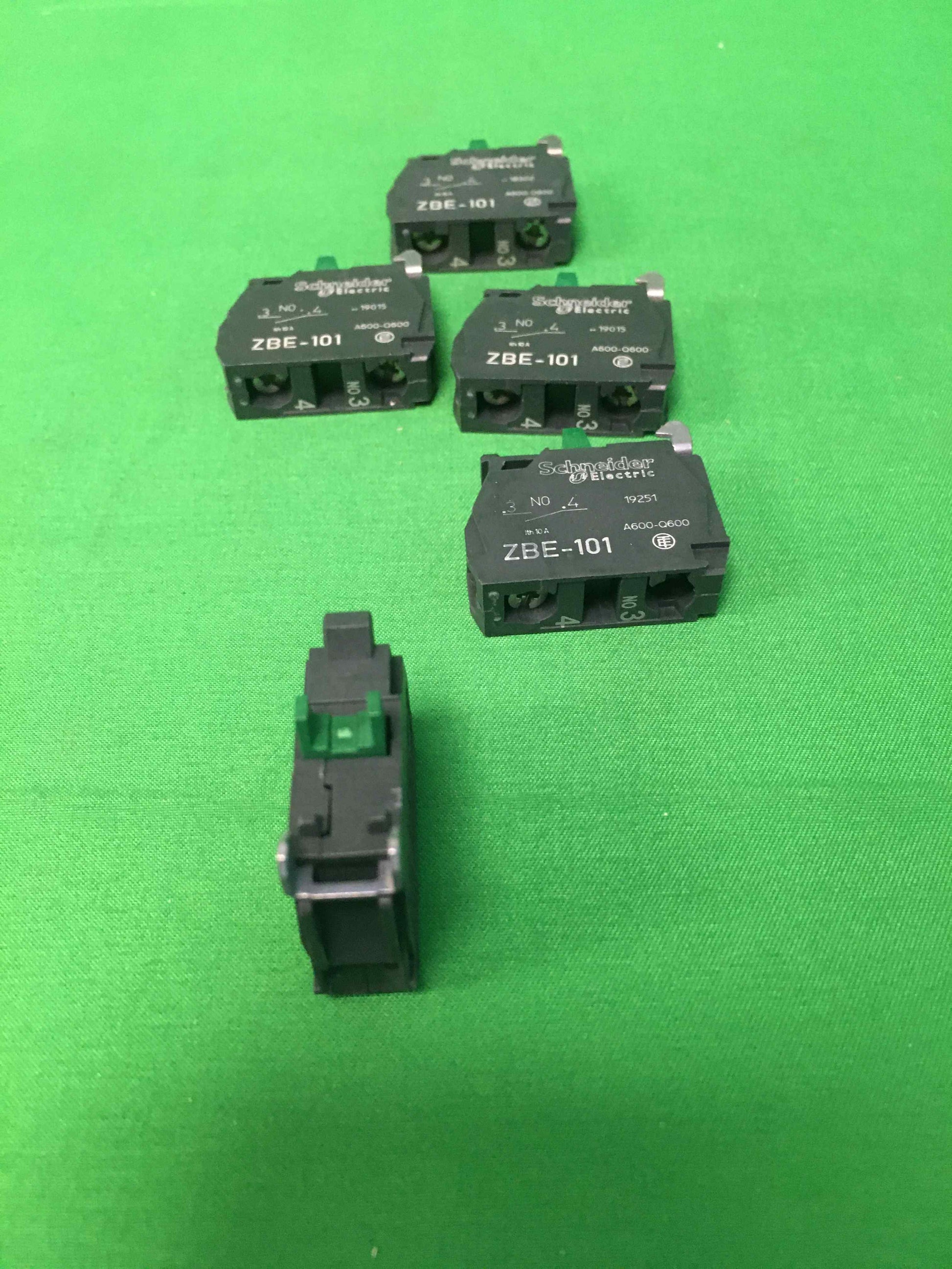 Schneider-Electric ZBE 101 ZBE101 5 UNITS