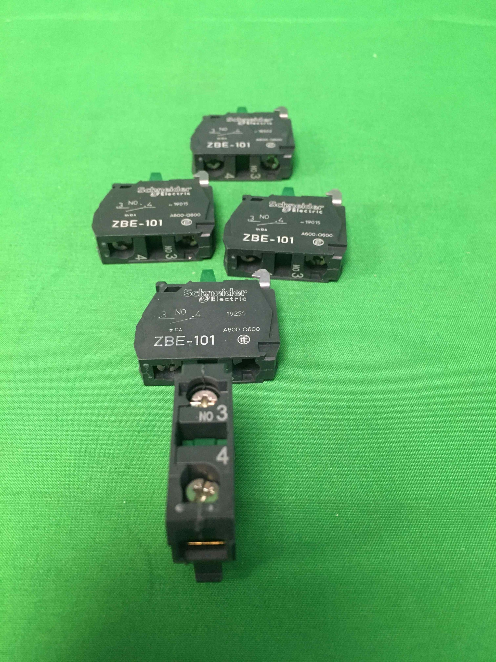 Schneider-Electric ZBE 101 ZBE101 5 UNITS