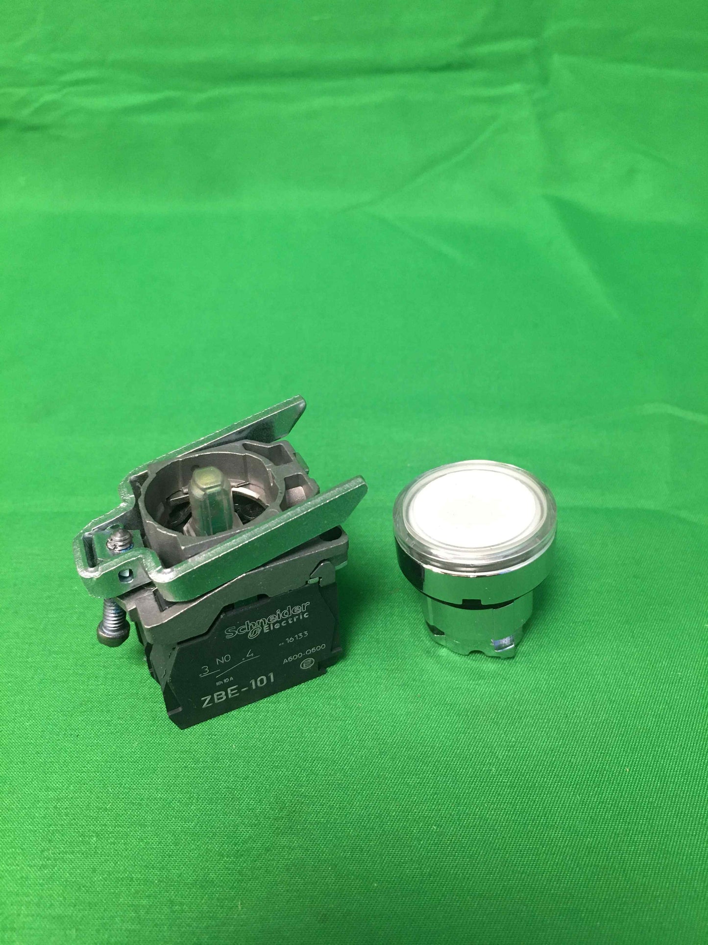 Schneider-Electric XB4 BW31B5 XB4BW31B5 BOX OF 5 UNITS