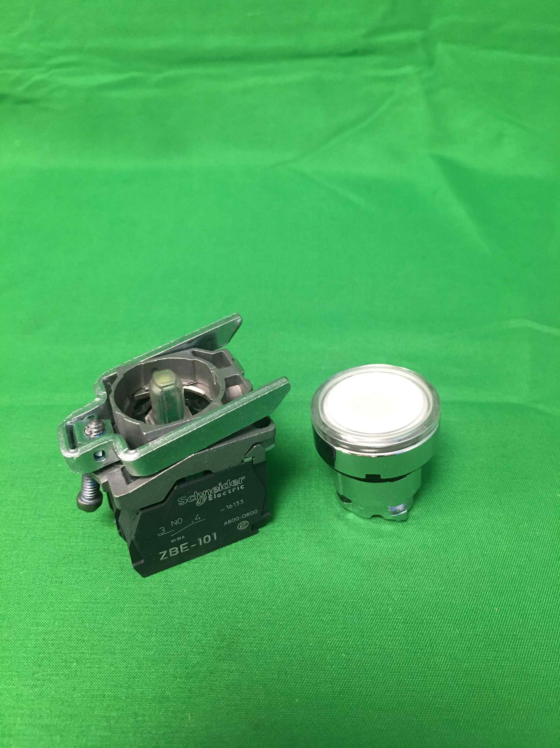 Schneider-Electric XB4 BW31B5 XB4BW31B5 BOX OF 5 UNITS