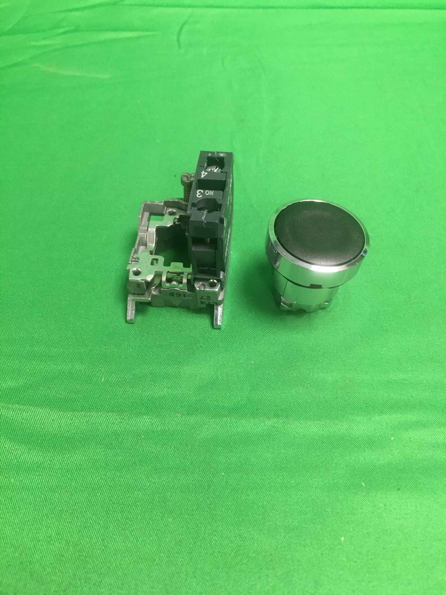 Schneider-Electric XB4 BA21 XB4BA21 BOX OF 5 UNITS