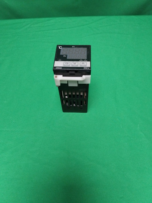 OMRON E5CJ-R2 E5CJR2 Defective