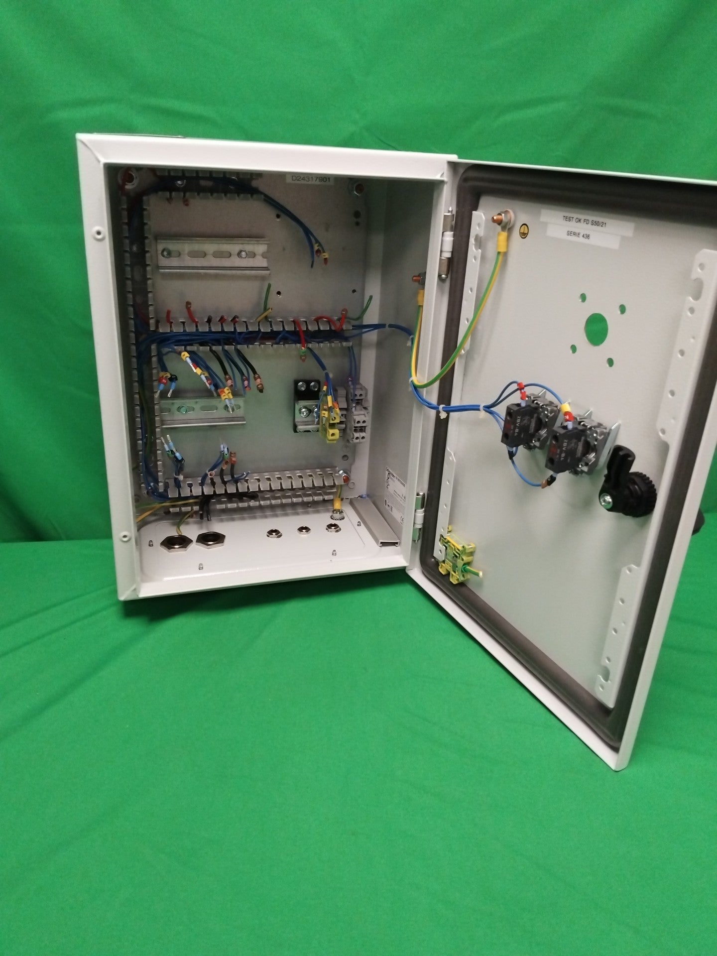 Schneider-Electric NSYS3D4320 NSYS3D4320 COFFRET CABLE