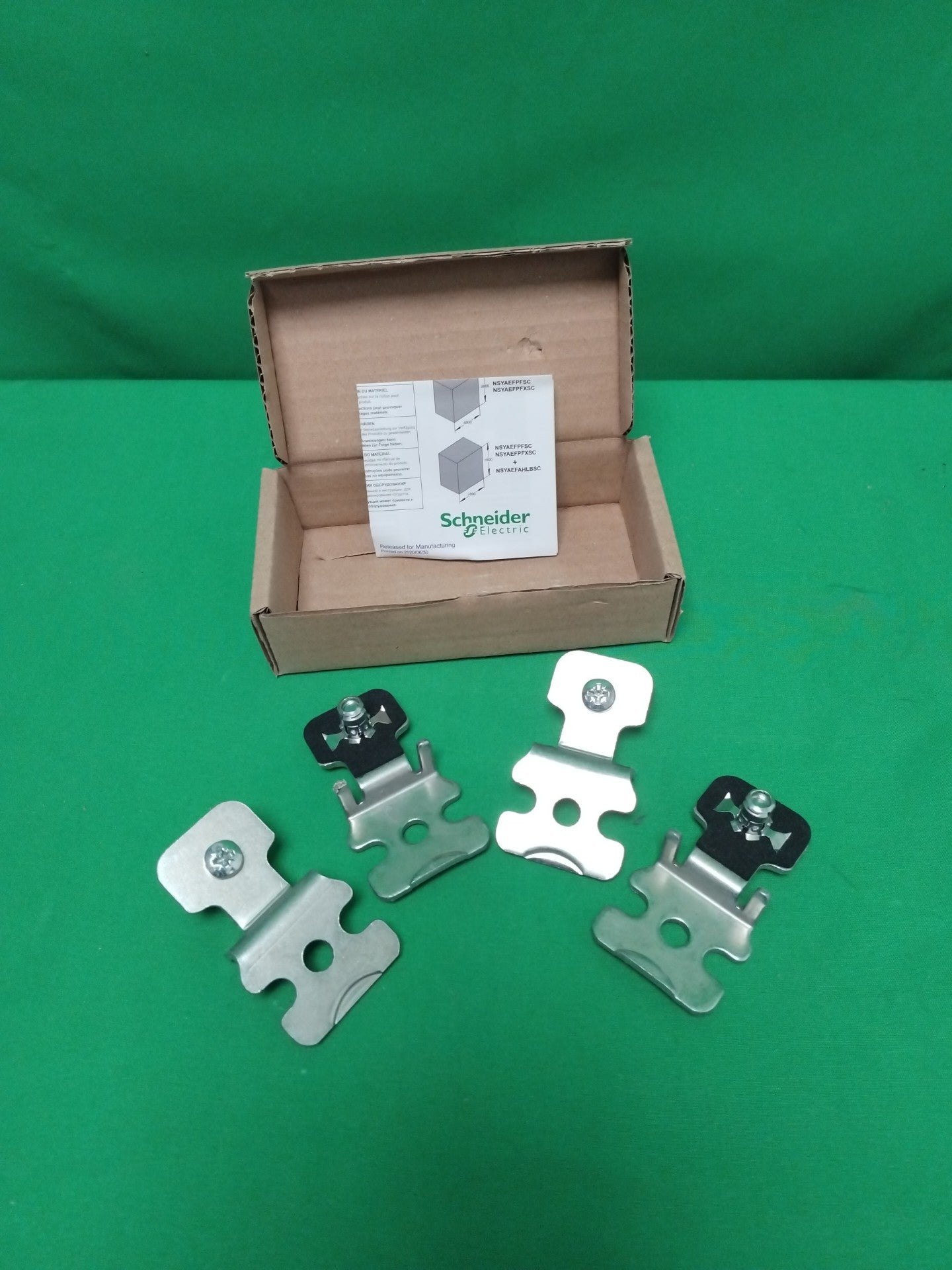 Schneider-Electric NSYAEFPFSC NSYAEFPFSC 4 PATTES FIXATION ACIER S3D CRNG