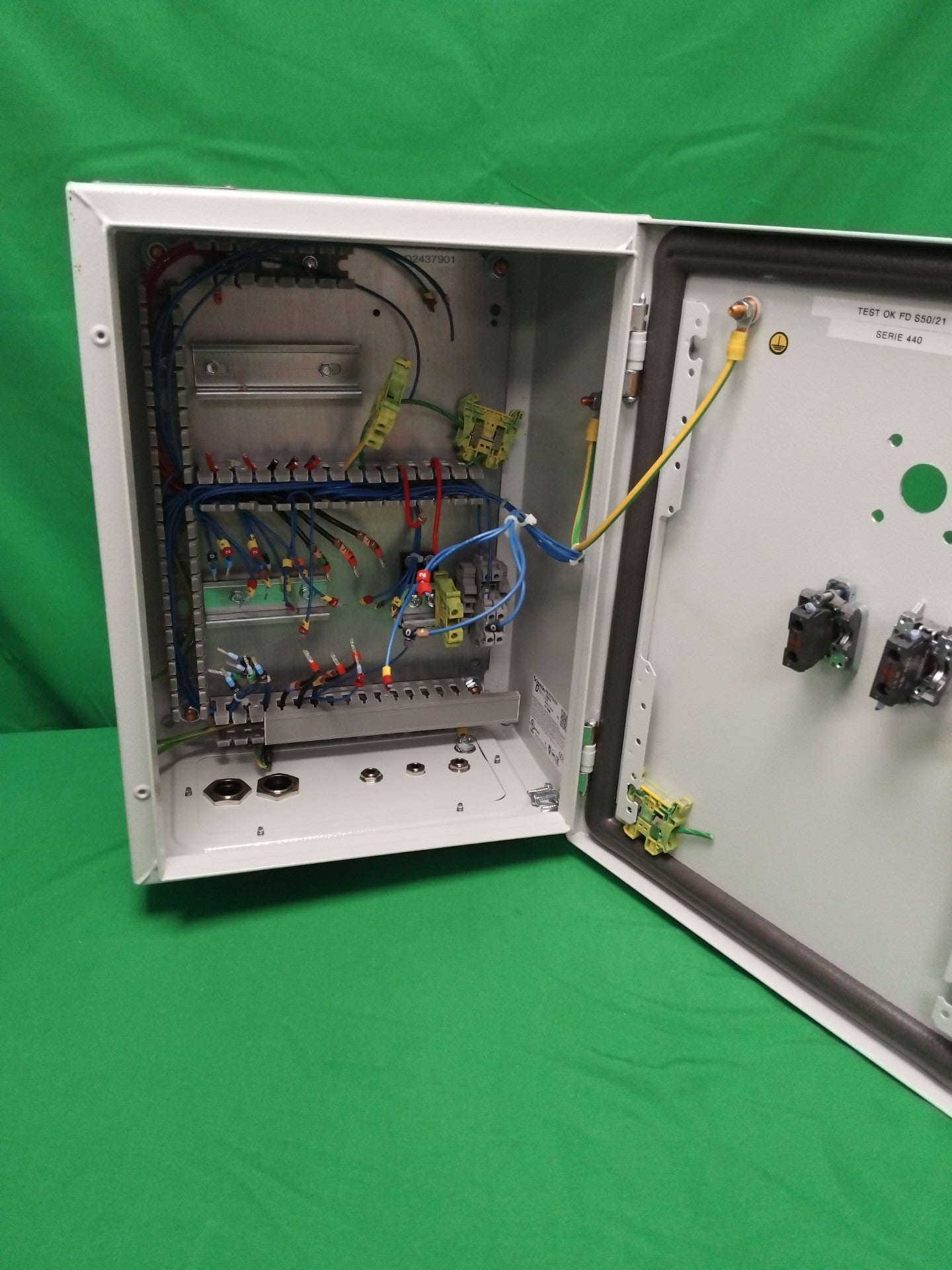 Schneider-Electric NSYS3D4320 NSYS3D4320 COFFRET CABLE SANS LA CLE