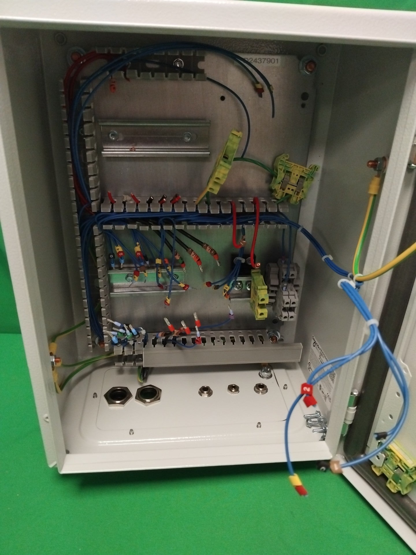 Schneider-Electric NSYS3D4320 NSYS3D4320 COFFRET CABLE SANS LA CLE