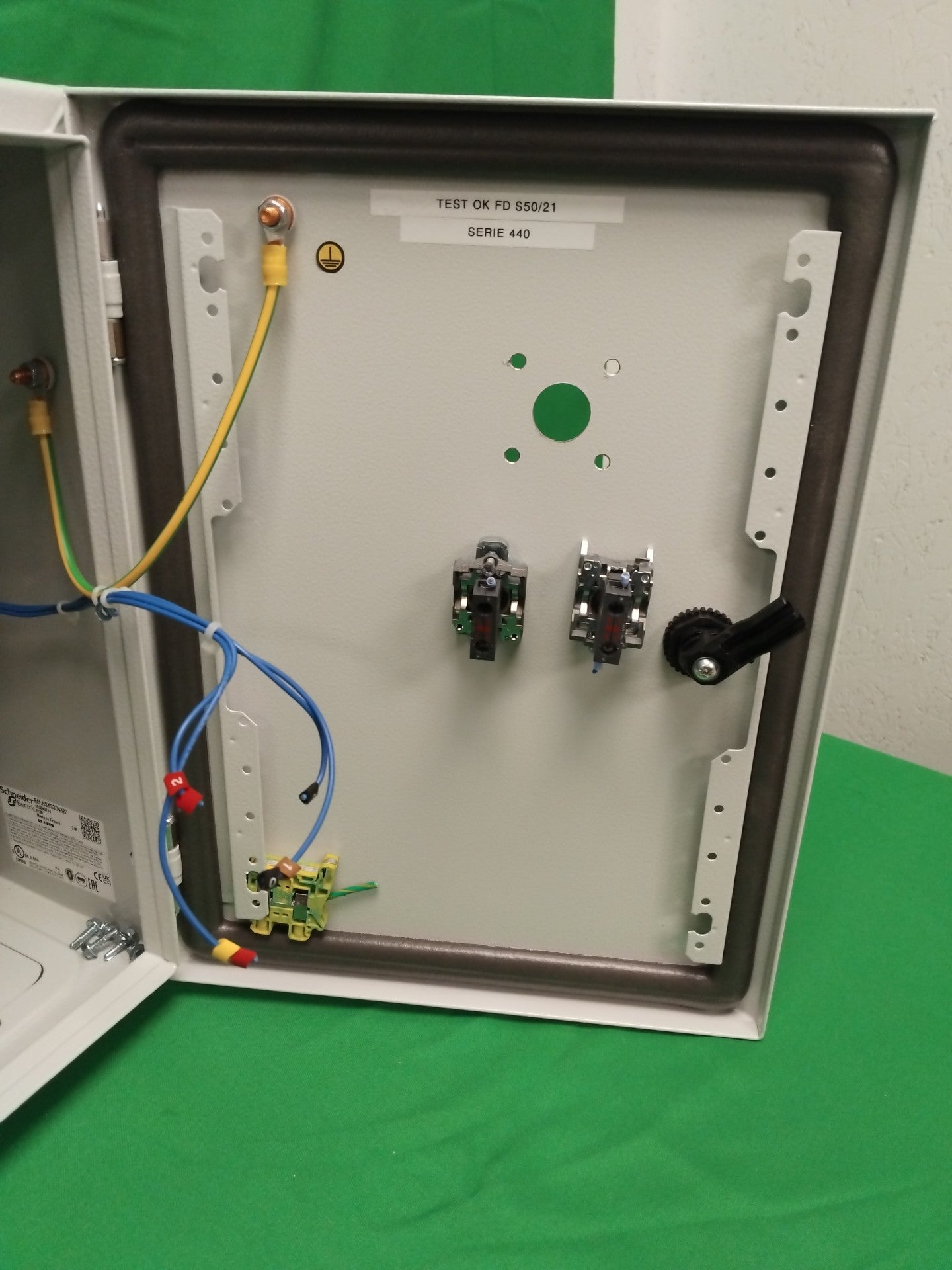 Schneider-Electric NSYS3D4320 NSYS3D4320 COFFRET CABLE SANS LA CLE