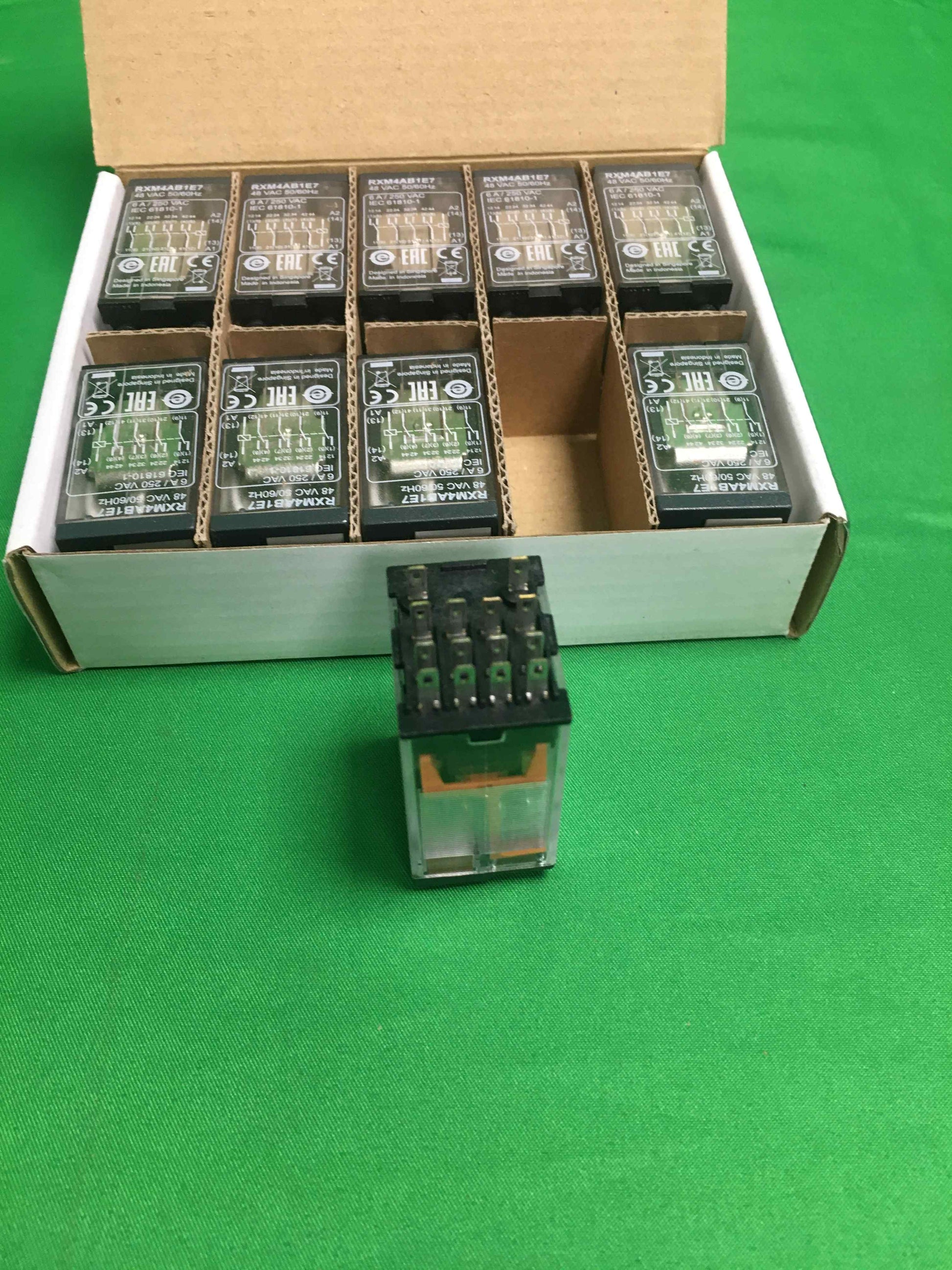 Schneider-Electric RXM4AB1E7 NEW RXM4AB1E7 4 UNITS