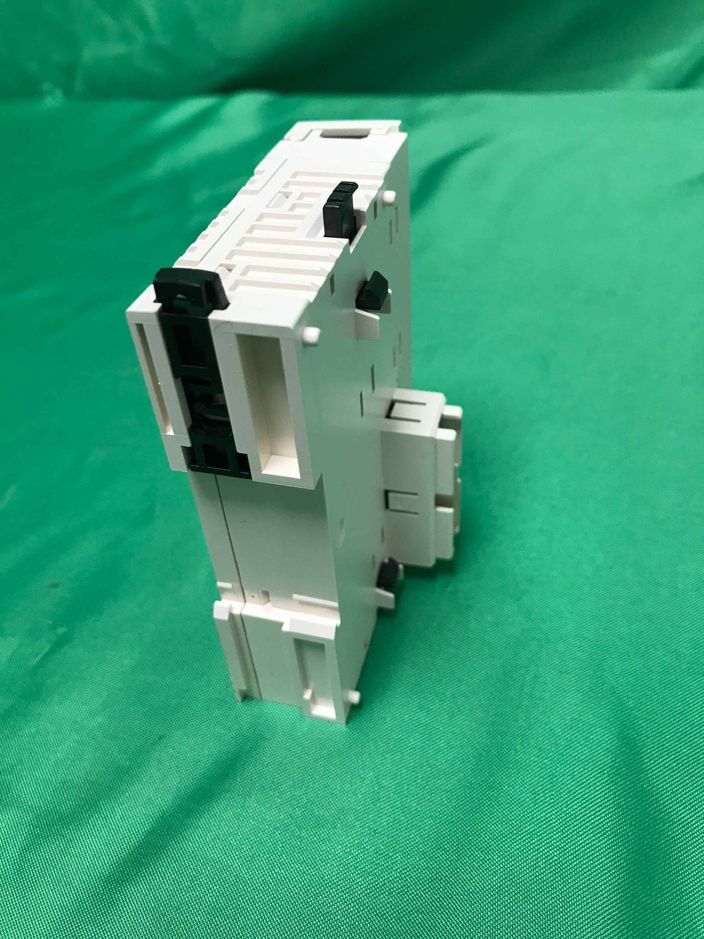 SCHNEIDER ELECTRIC TWDNOZ232D TWDNOZ232D ( 18 months warranty )