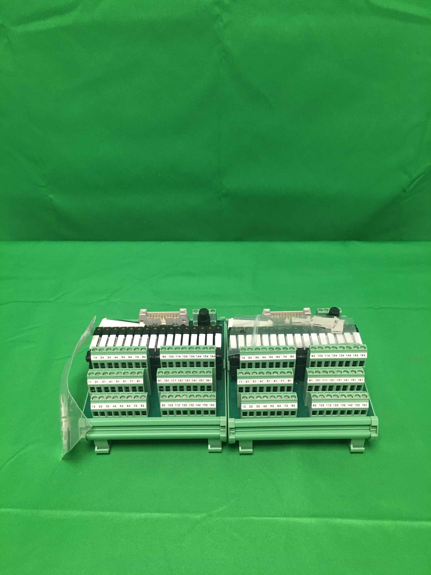 2 UNITS PHOENIX CONTACT UM-16R-G24 21 PLC F-SO4714 UM-16R-G24/21/PLC/F-SO4714