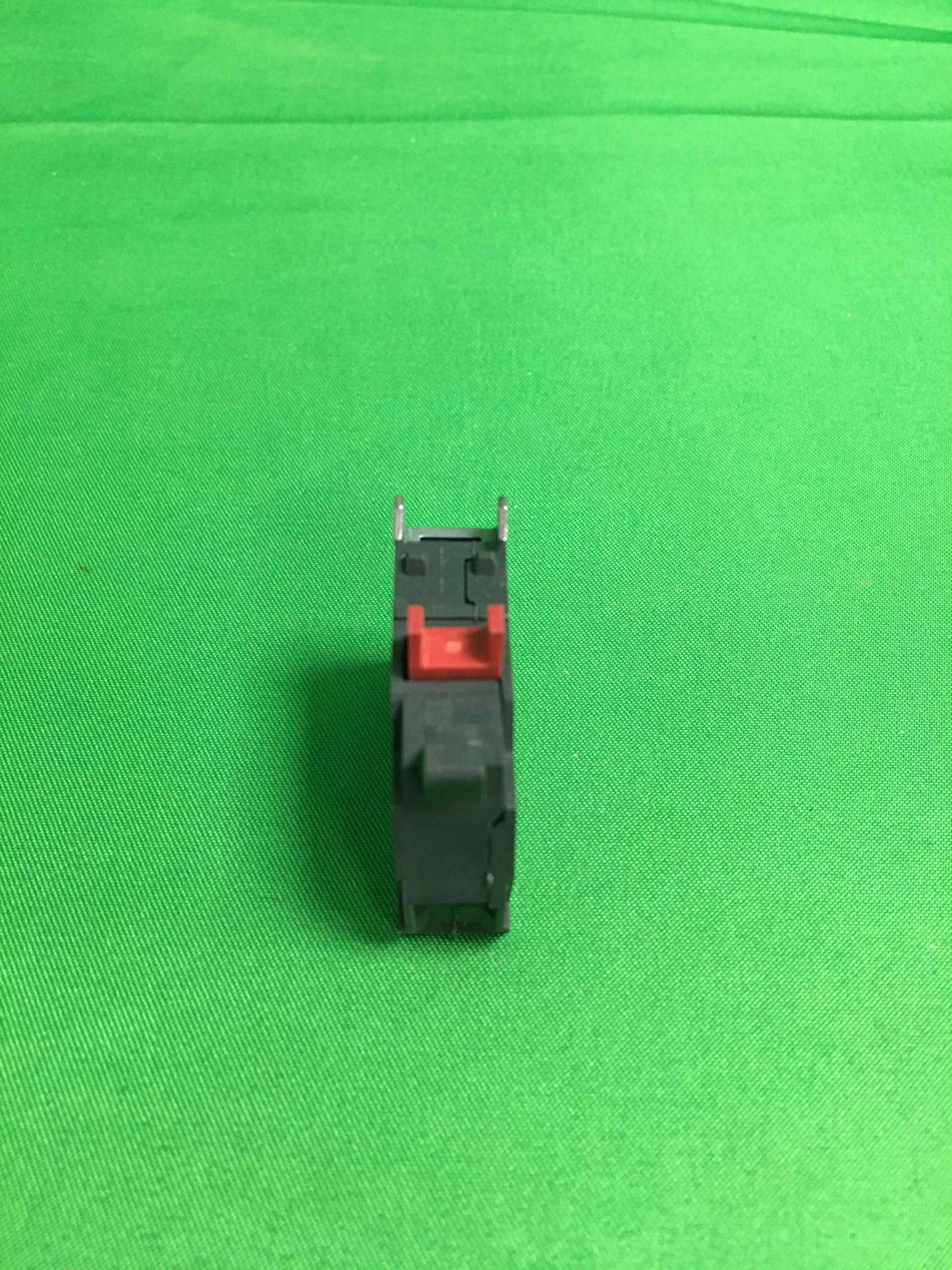 Schneider-Electric ZBE 102 ZBE102 BOX OF 9 UNITS WITHOUT ORIGINAL PACKAGING